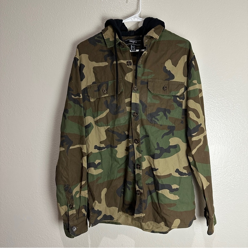 Forever 21 Camo Button Up Hooded Shirt Size Medium